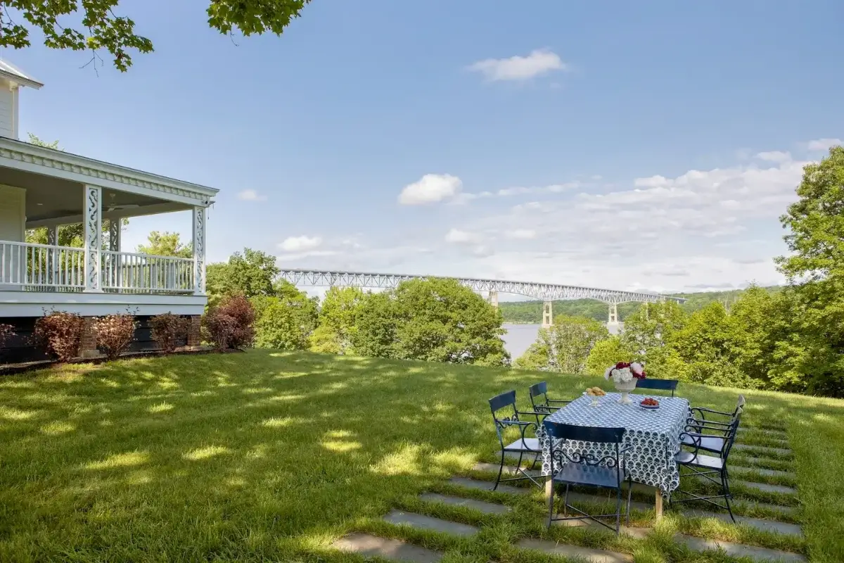 Colorful Interiors in a Beautiful 200-Year-Old Hudson River Estate 50 colorful-interiors-200-year-old-hudson-river-estate-nordroom