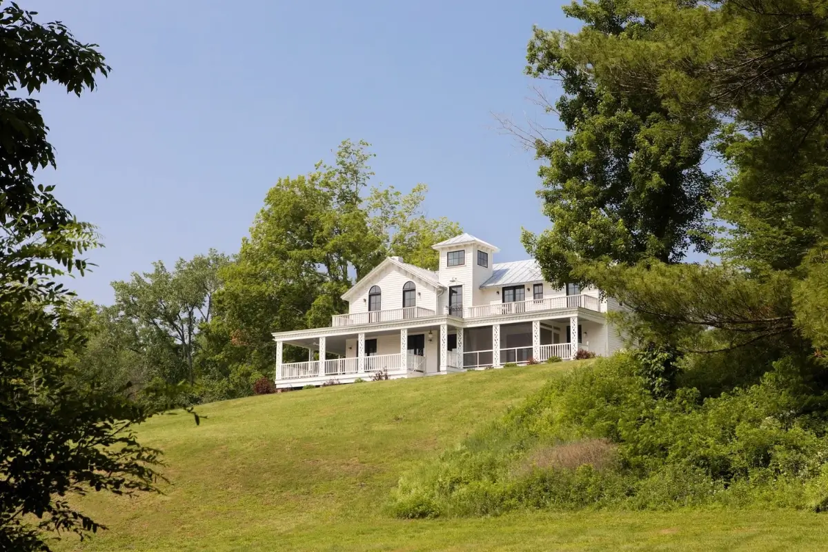 Colorful Interiors in a Beautiful 200-Year-Old Hudson River Estate 1 colorful-interiors-200-year-old-hudson-river-estate-nordroom