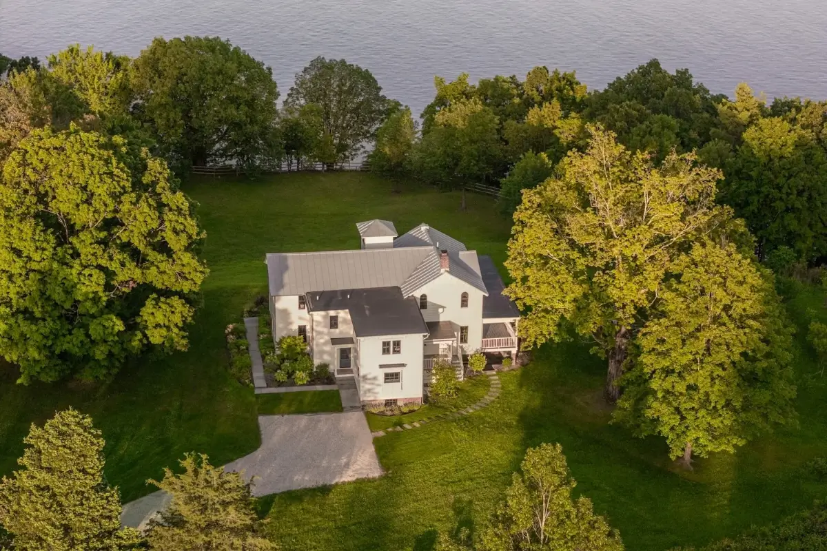 Colorful Interiors in a Beautiful 200-Year-Old Hudson River Estate 2 colorful-interiors-200-year-old-hudson-river-estate-nordroom