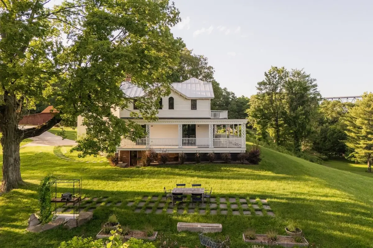 Colorful Interiors in a Beautiful 200-Year-Old Hudson River Estate 49 colorful-interiors-200-year-old-hudson-river-estate-nordroom