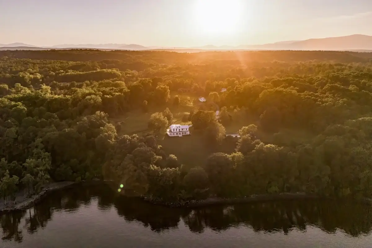 Colorful Interiors in a Beautiful 200-Year-Old Hudson River Estate 61 colorful-interiors-200-year-old-hudson-river-estate-nordroom