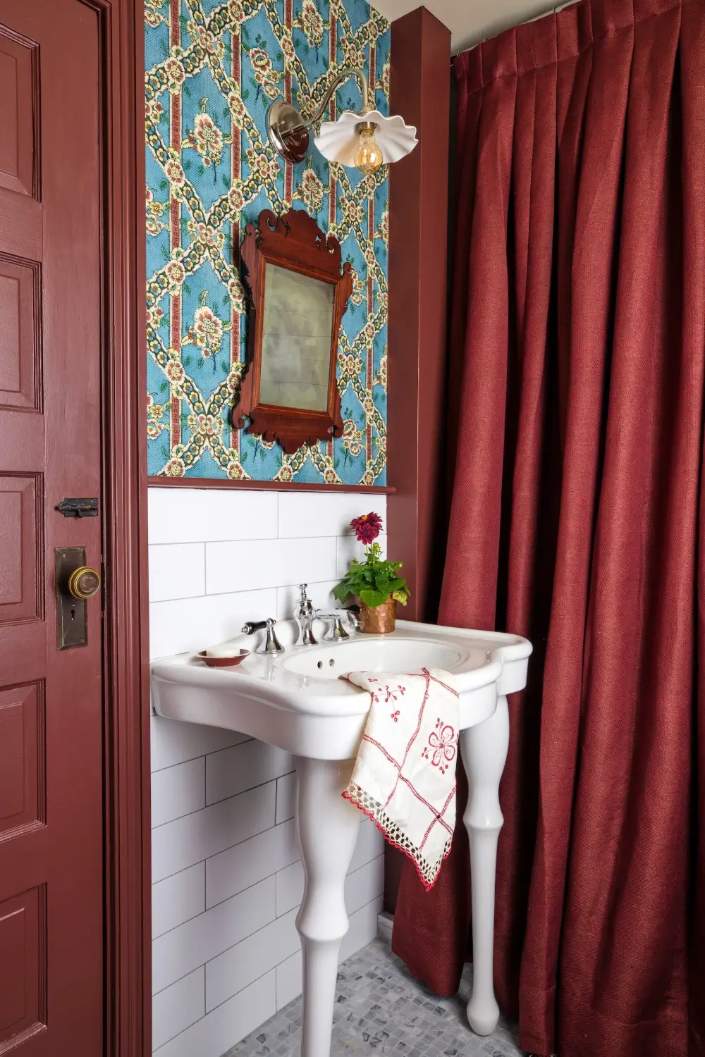 Colorful Interiors in a Beautiful 200-Year-Old Hudson River Estate 40 colorful-interiors-200-year-old-hudson-river-estate-nordroom