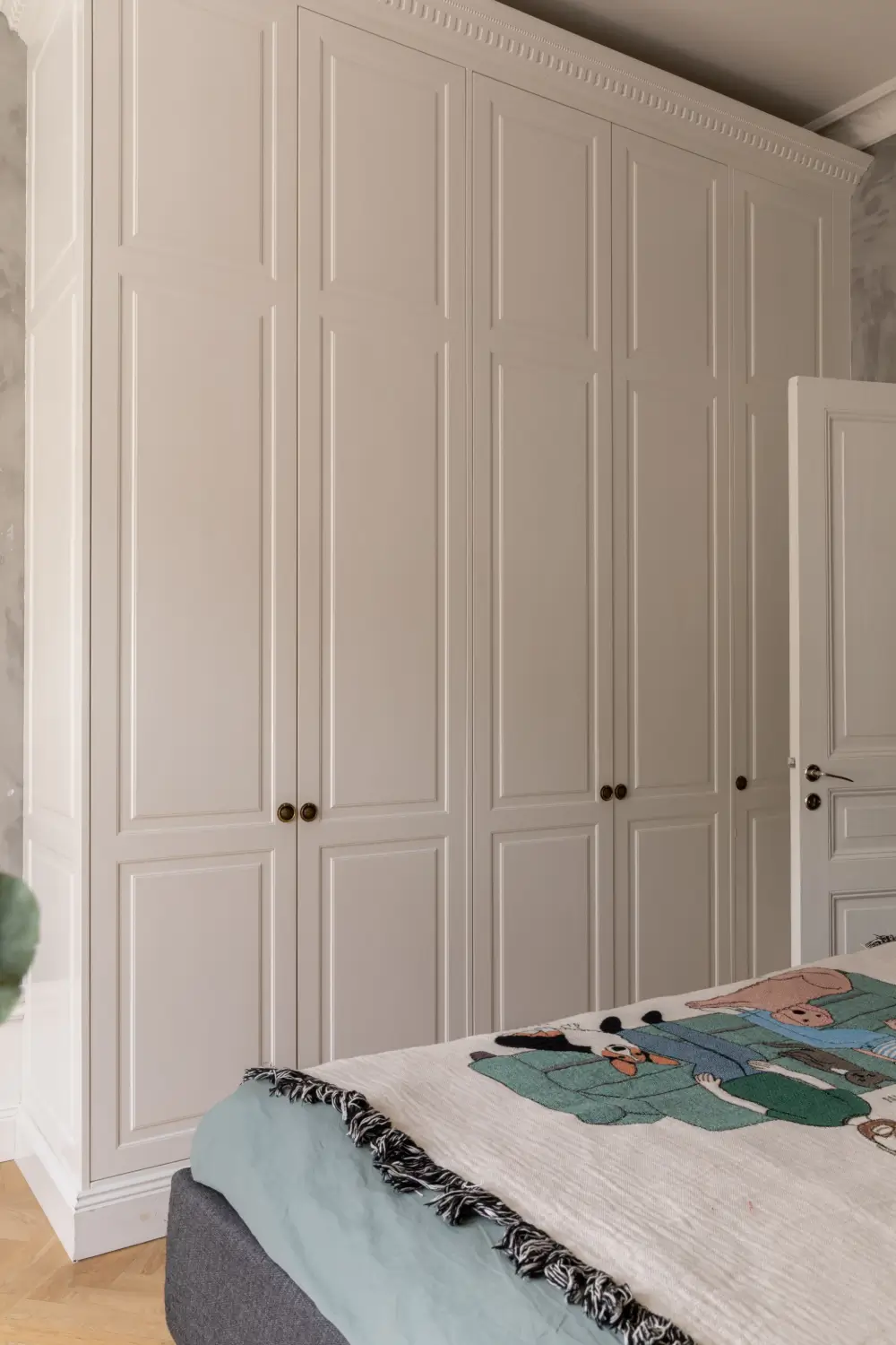 A Kitchen with William Morris Wallpaper in a Light Early 20th-Century Apartment 21 kitchen-william-morris-wallpaper-turn-of-the-century-apartment-nordroom