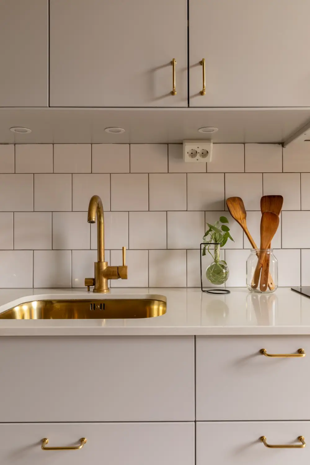 A Kitchen with William Morris Wallpaper in a Light Early 20th-Century Apartment 13 kitchen-william-morris-wallpaper-turn-of-the-century-apartment-nordroom
