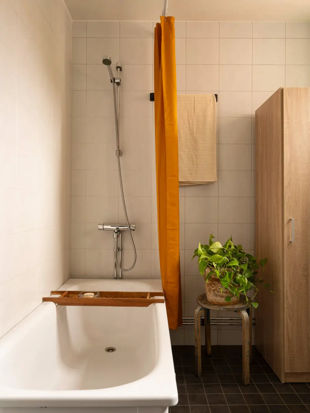 Earthy Colors and Midcentury Design in a Stockholm Apartment 30 muted-palette-1950s-apartment-stockholm-nordroom