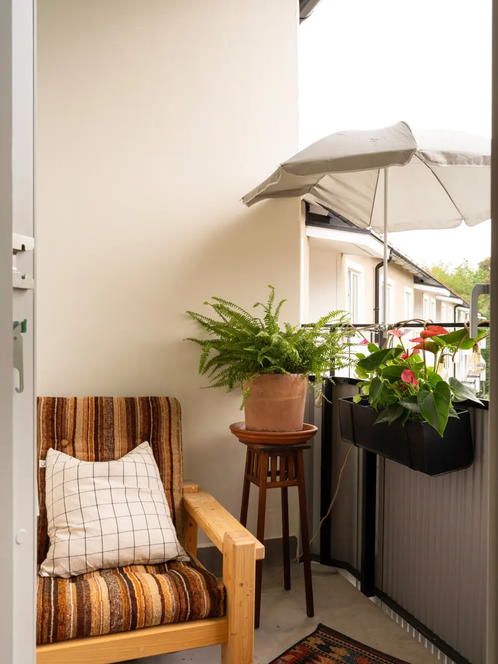Earthy Colors and Midcentury Design in a Stockholm Apartment 11 muted-palette-1950s-apartment-stockholm-nordroom