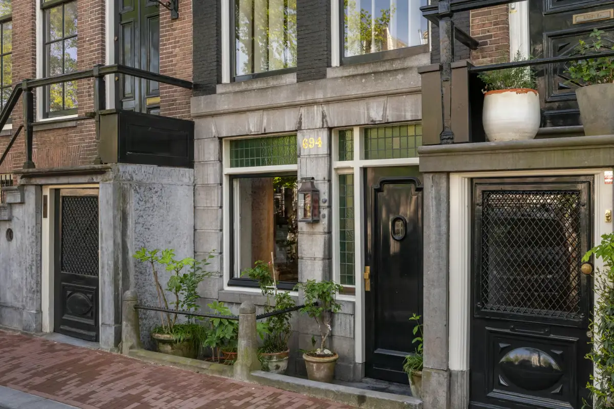 A Narrow Amsterdam Canal House with Warm, Luxurious Interiors and a Hidden Roof Terrace 1 narrow-17th-century-amsterdam-canal-house-family-home-nordroom