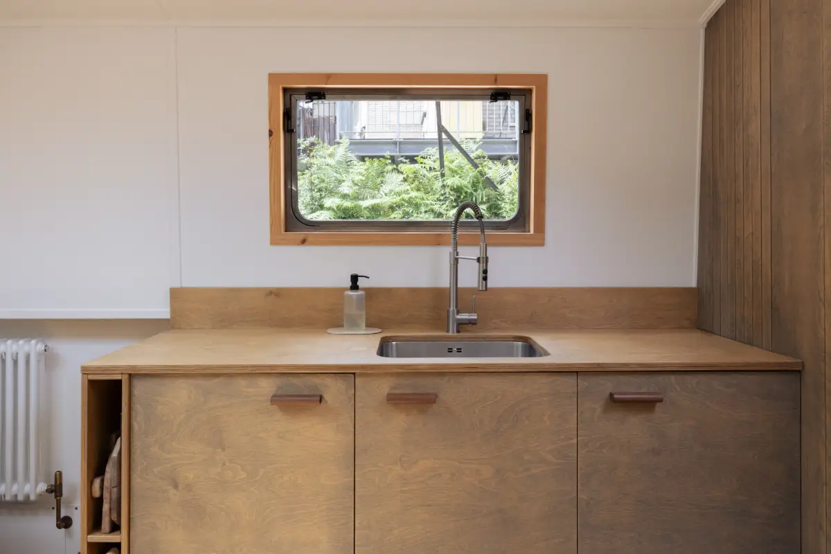 Inside Kiboko: A Sustainably Designed Houseboat on London's Grand Union Canal 6 rich-timber-bespoke-joinery-houseboat-london-nordroom