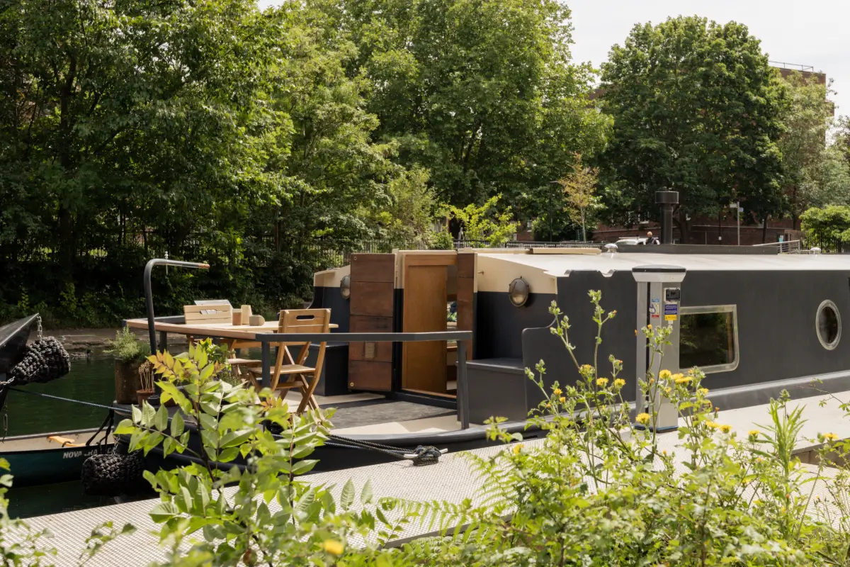 Inside Kiboko: A Sustainably Designed Houseboat on London's Grand Union Canal 30 rich-timber-bespoke-joinery-houseboat-london-nordroom