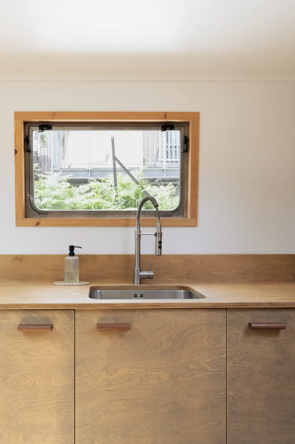 Inside Kiboko: A Sustainably Designed Houseboat on London's Grand Union Canal 4 rich-timber-bespoke-joinery-houseboat-london-nordroom