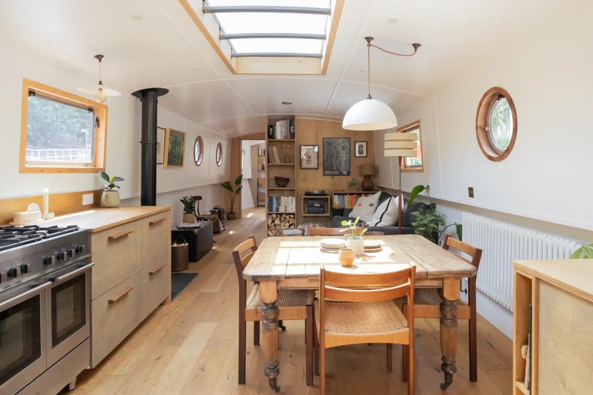 Inside Kiboko: A Sustainably Designed Houseboat on London's Grand Union Canal 10 rich-timber-bespoke-joinery-houseboat-london-nordroom