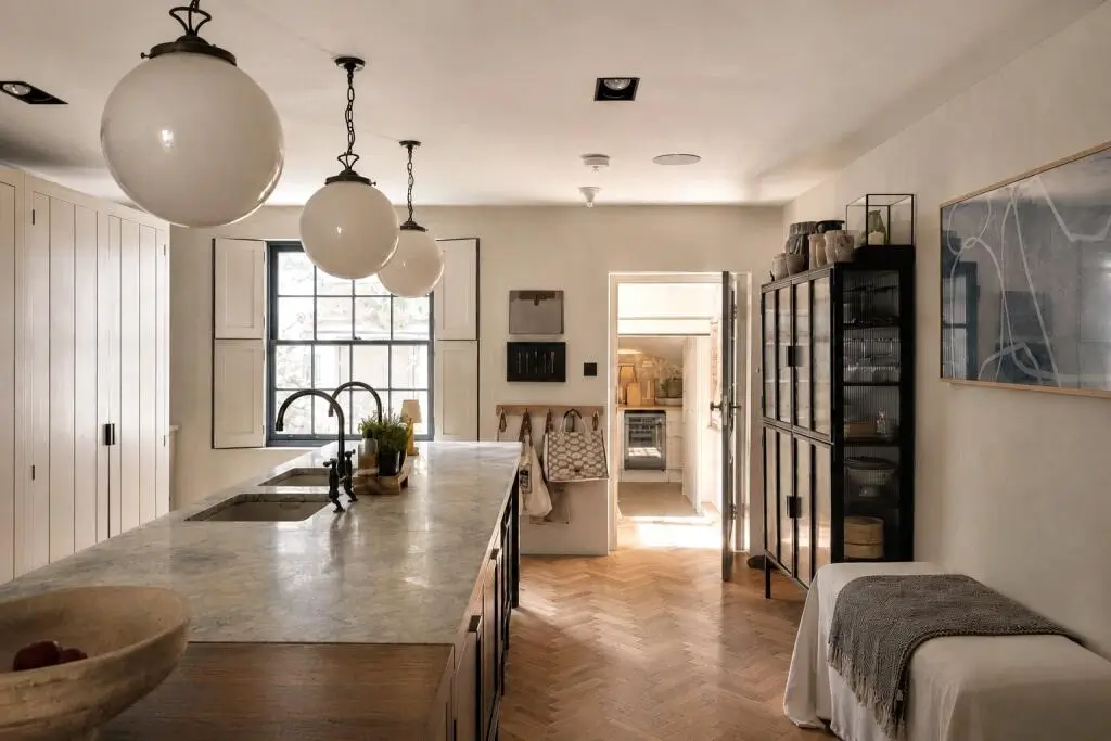 An Elegant Georgian Townhouse Pairs Original Features with Contemporary Living 22 serene-elegant-interiors-georgian-townhouse-london