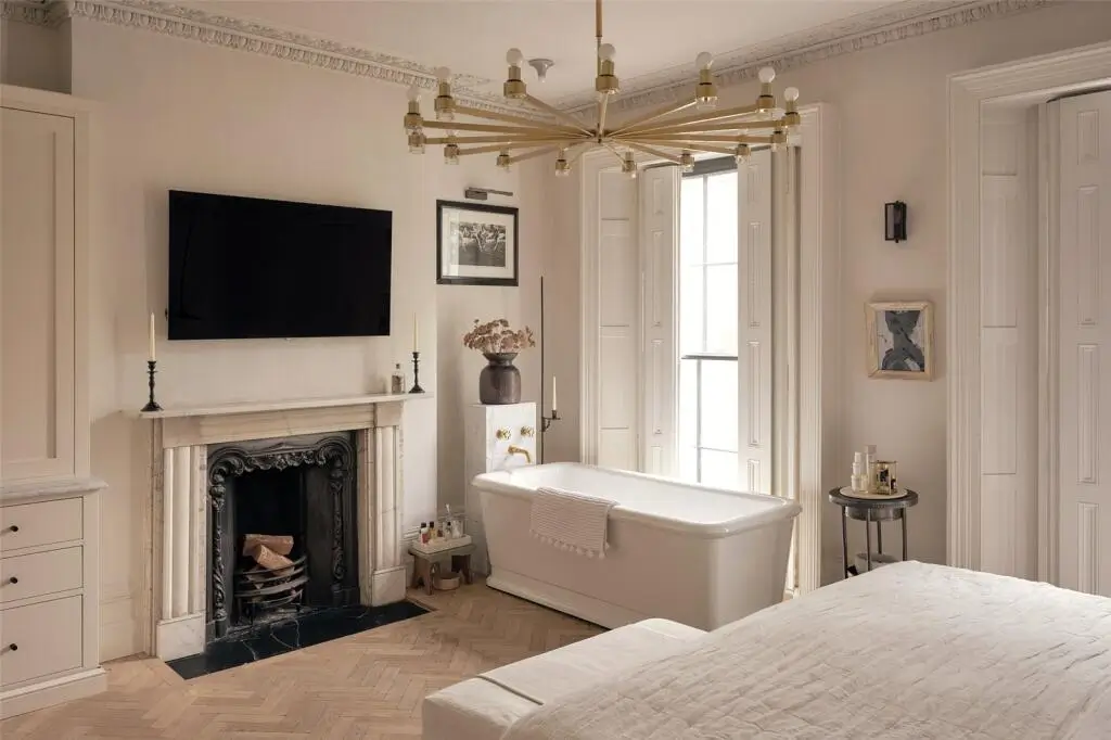 An Elegant Georgian Townhouse Pairs Original Features with Contemporary Living 34 serene-elegant-interiors-georgian-townhouse-london