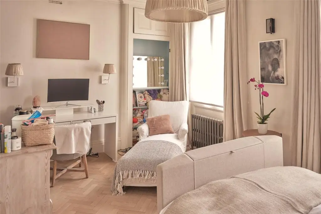 An Elegant Georgian Townhouse Pairs Original Features with Contemporary Living 39 serene-elegant-interiors-georgian-townhouse-london