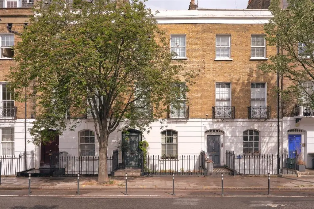 An Elegant Georgian Townhouse Pairs Original Features with Contemporary Living 44 serene-elegant-interiors-georgian-townhouse-london