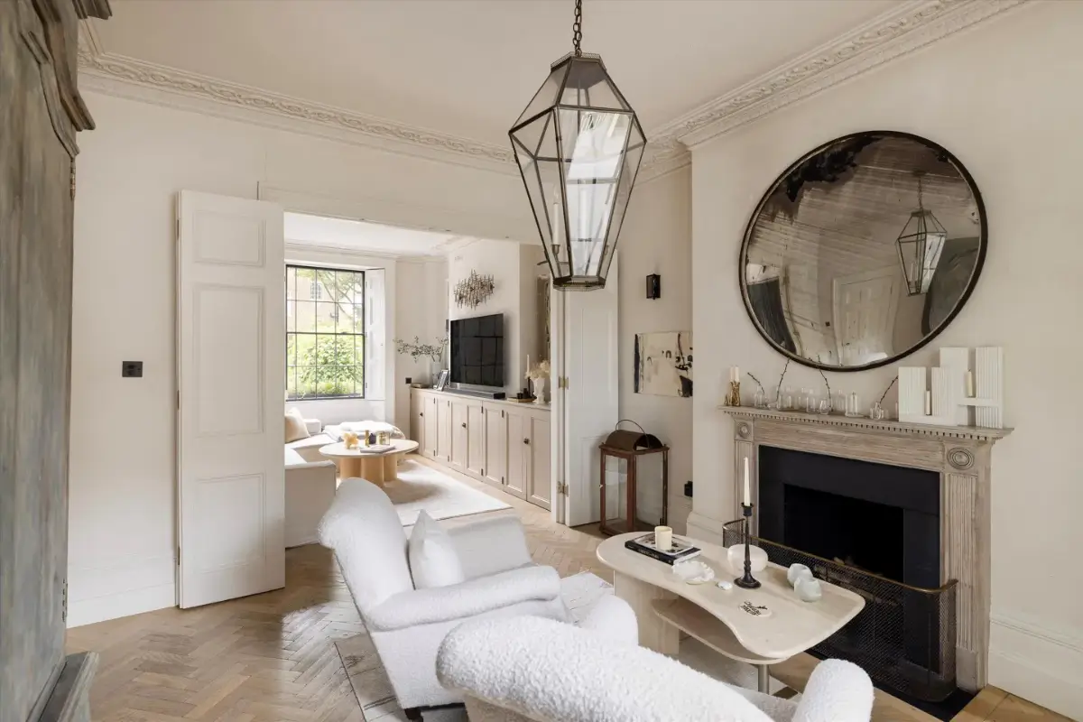 An Elegant Georgian Townhouse Pairs Original Features with Contemporary Living 8 serene-elegant-interiors-georgian-townhouse-london