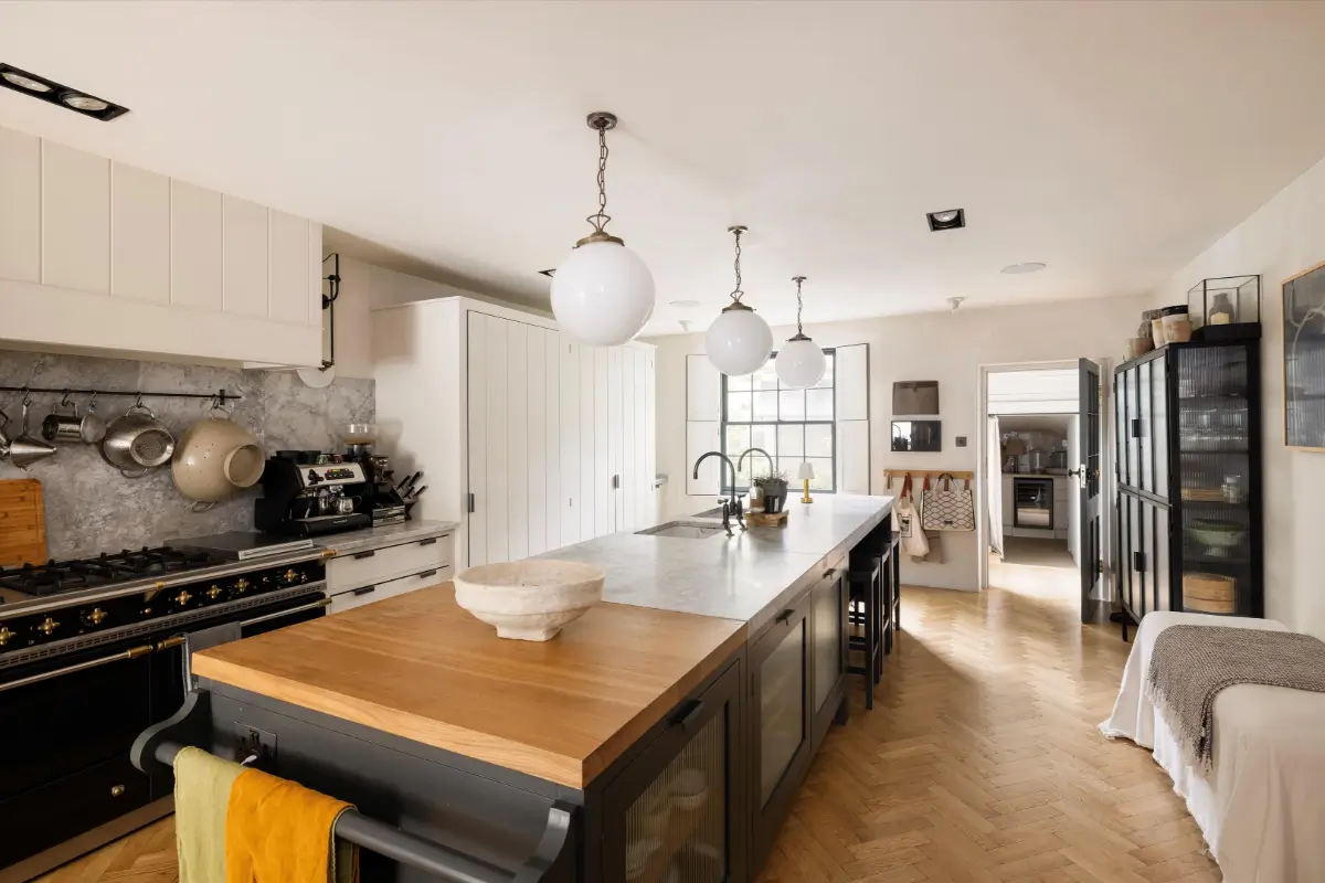 An Elegant Georgian Townhouse Pairs Original Features with Contemporary Living 21 serene-elegant-interiors-georgian-townhouse-london