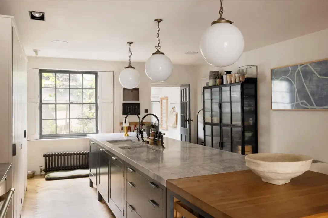 An Elegant Georgian Townhouse Pairs Original Features with Contemporary Living 29 serene-elegant-interiors-georgian-townhouse-london