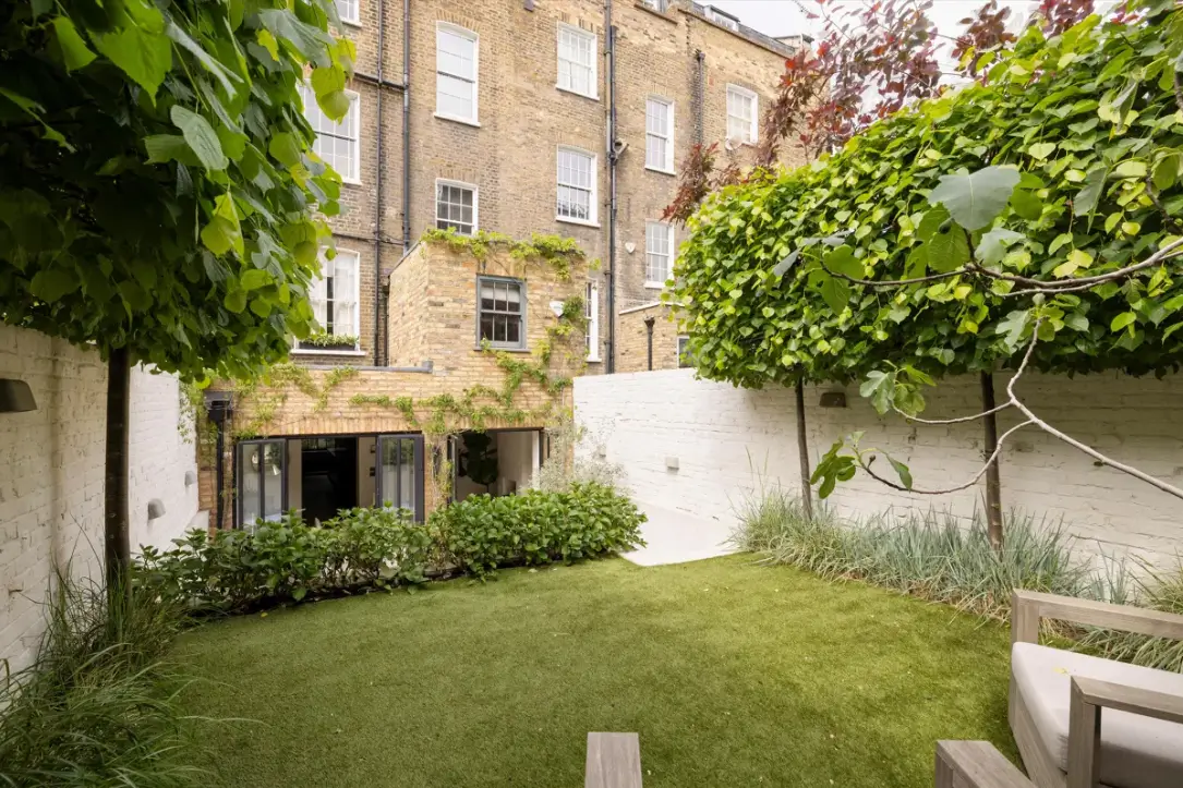 An Elegant Georgian Townhouse Pairs Original Features with Contemporary Living 18 serene-elegant-interiors-georgian-townhouse-london