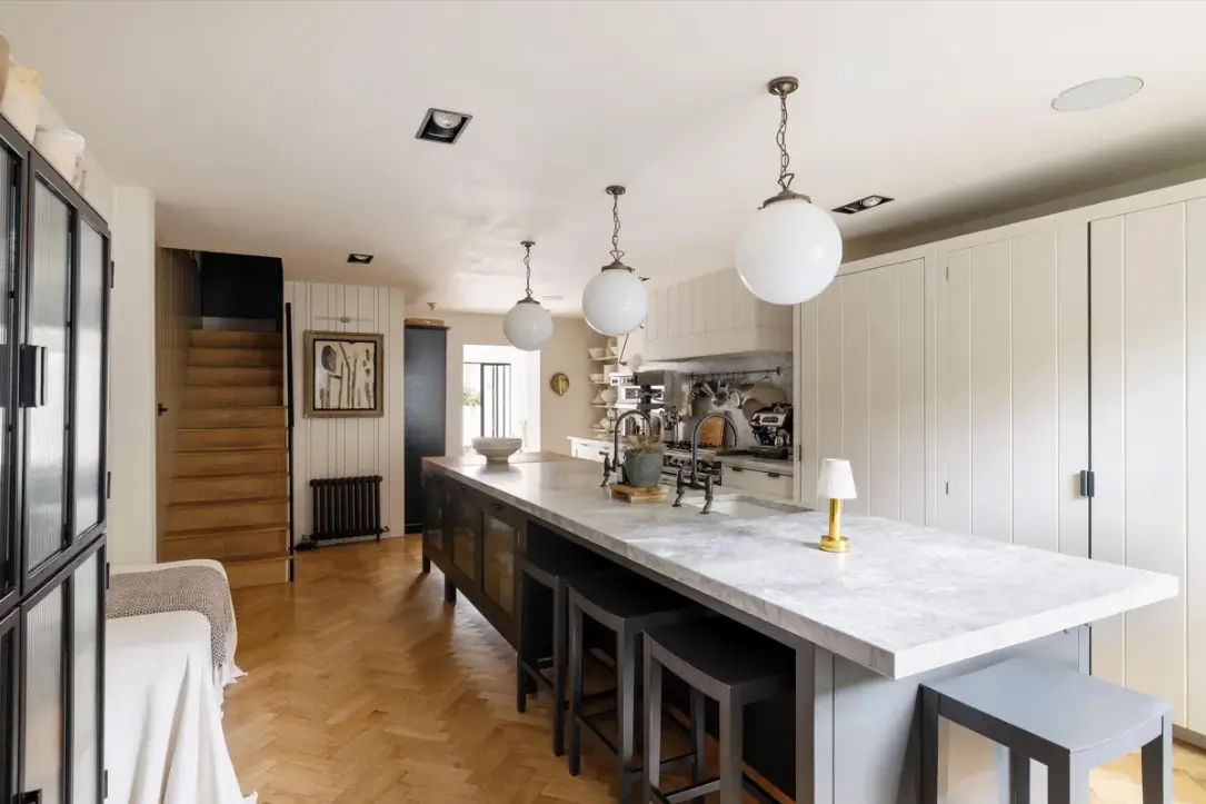 An Elegant Georgian Townhouse Pairs Original Features with Contemporary Living 28 serene-elegant-interiors-georgian-townhouse-london