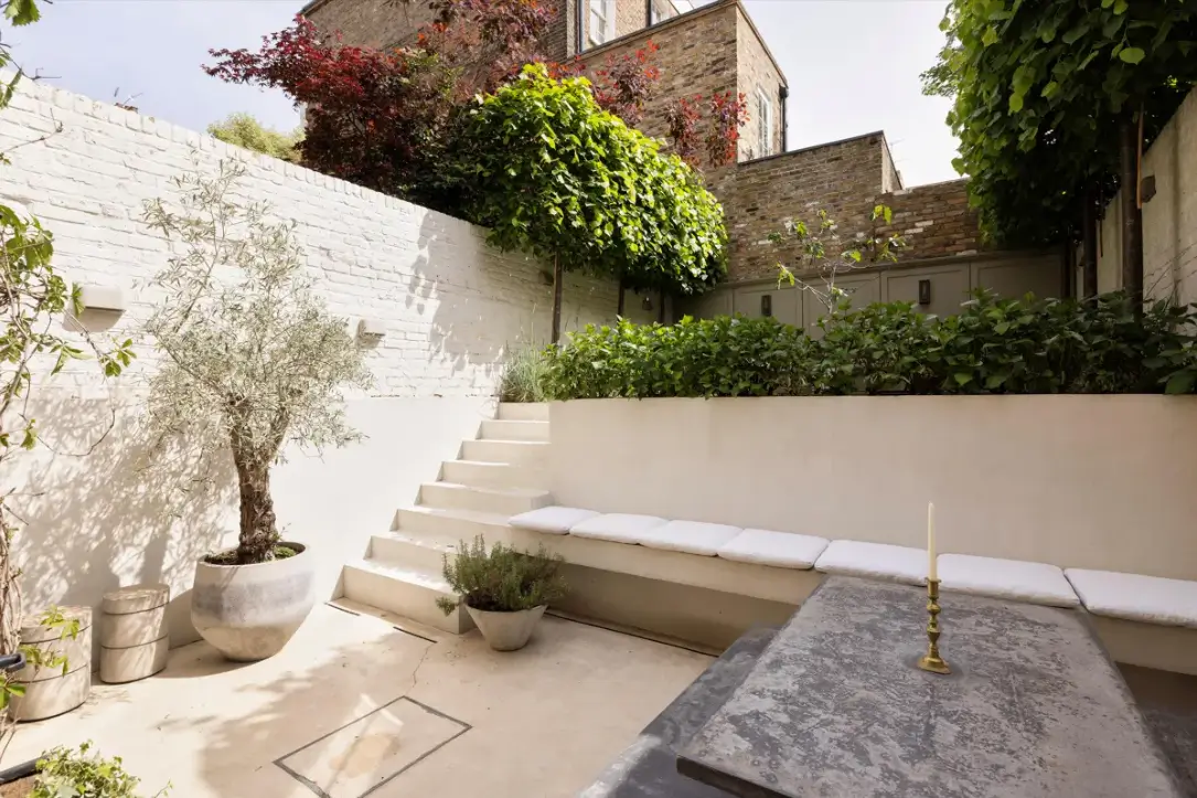 An Elegant Georgian Townhouse Pairs Original Features with Contemporary Living 20 serene-elegant-interiors-georgian-townhouse-london