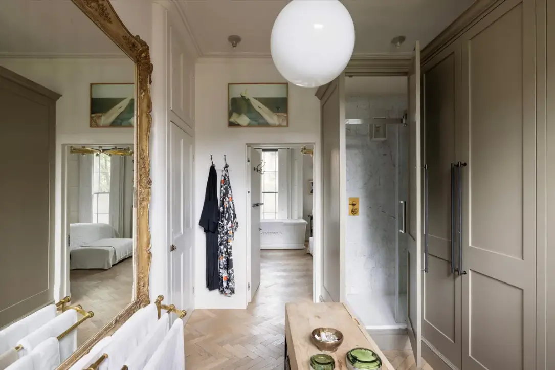 An Elegant Georgian Townhouse Pairs Original Features with Contemporary Living 38 serene-elegant-interiors-georgian-townhouse-london