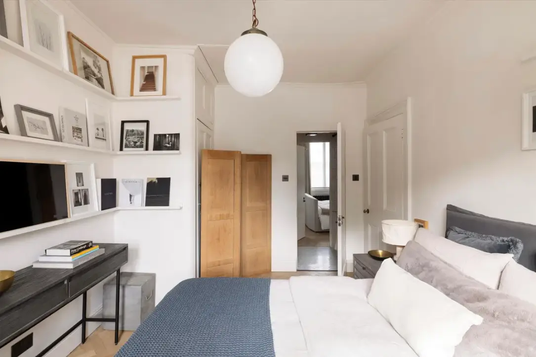 An Elegant Georgian Townhouse Pairs Original Features with Contemporary Living 42 serene-elegant-interiors-georgian-townhouse-london