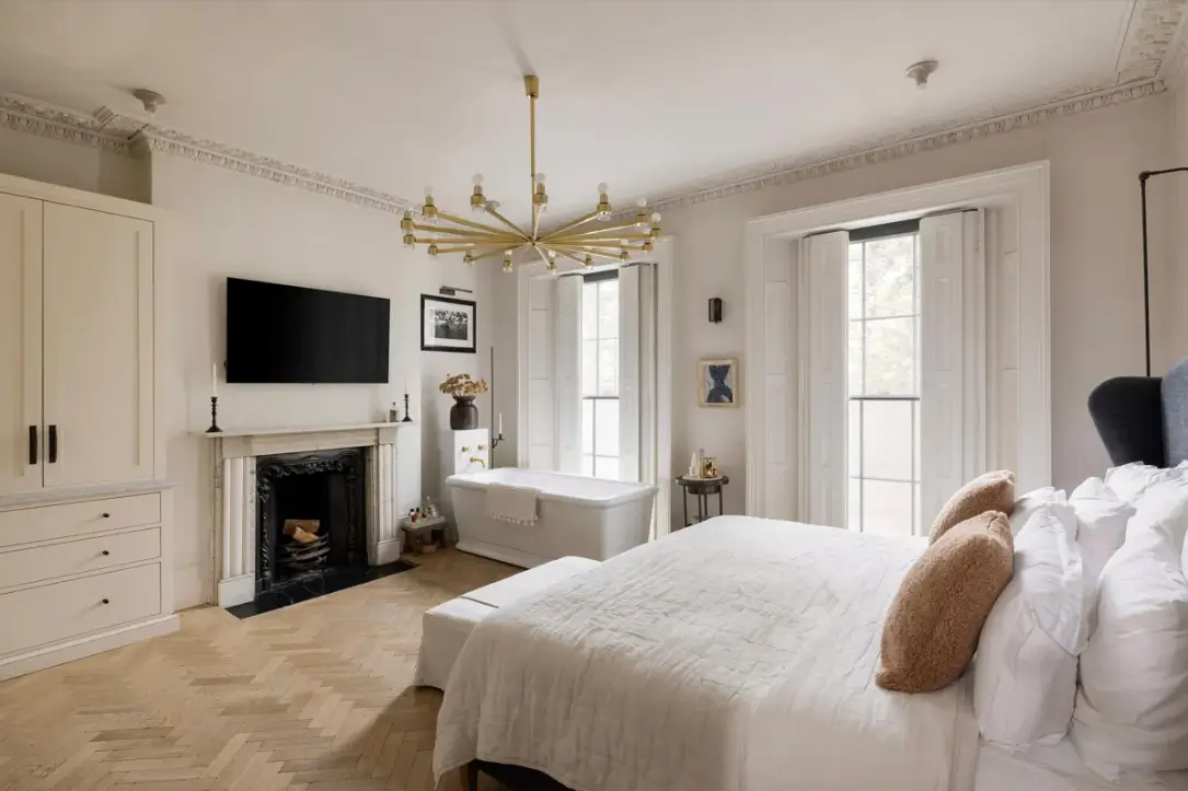 An Elegant Georgian Townhouse Pairs Original Features with Contemporary Living 32 serene-elegant-interiors-georgian-townhouse-london
