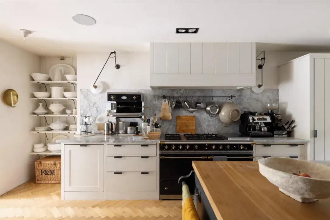 An Elegant Georgian Townhouse Pairs Original Features with Contemporary Living 23 serene-elegant-interiors-georgian-townhouse-london