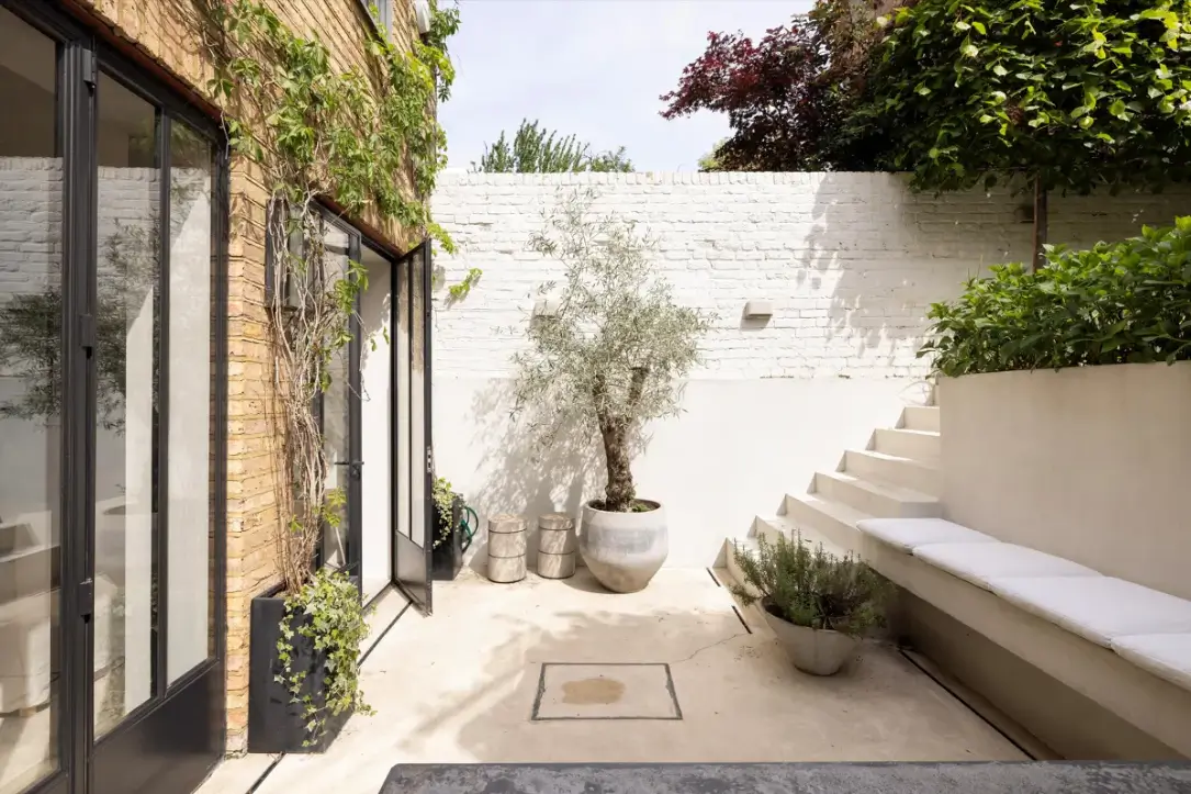 An Elegant Georgian Townhouse Pairs Original Features with Contemporary Living 17 serene-elegant-interiors-georgian-townhouse-london