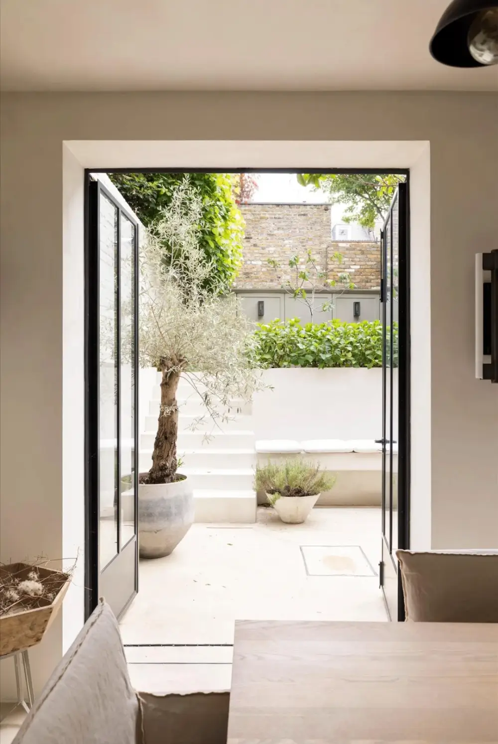 An Elegant Georgian Townhouse Pairs Original Features with Contemporary Living 16 serene-elegant-interiors-georgian-townhouse-london