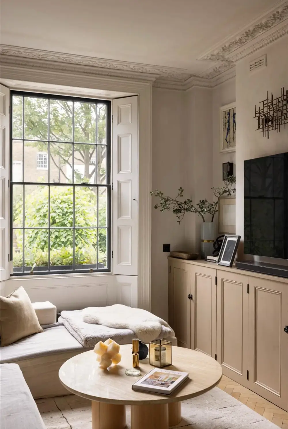 An Elegant Georgian Townhouse Pairs Original Features with Contemporary Living 3 serene-elegant-interiors-georgian-townhouse-london