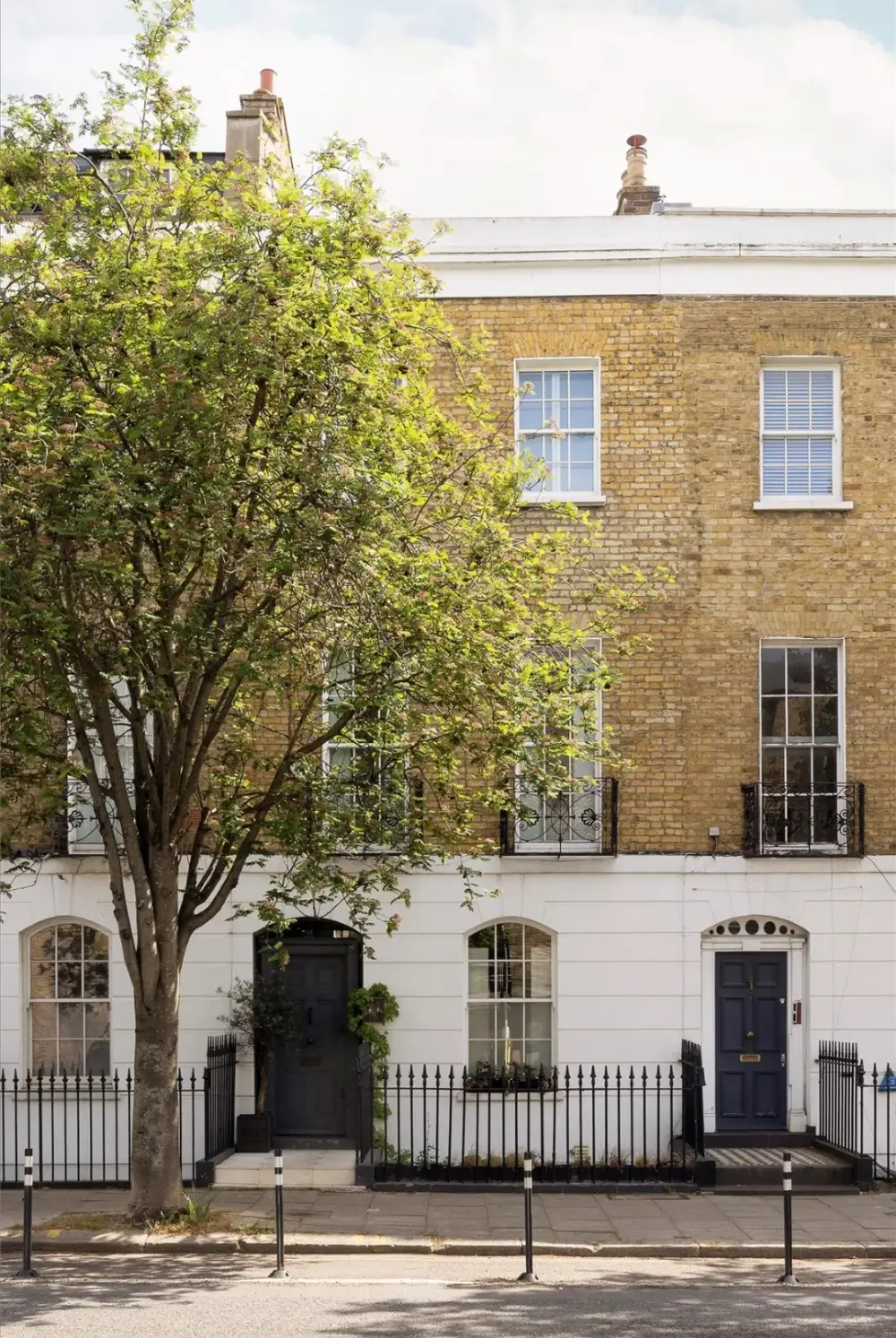 An Elegant Georgian Townhouse Pairs Original Features with Contemporary Living 43 serene-elegant-interiors-georgian-townhouse-london