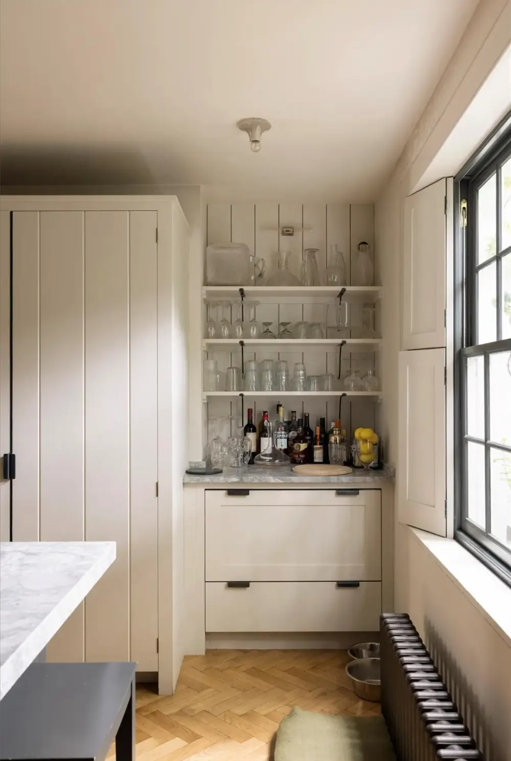 An Elegant Georgian Townhouse Pairs Original Features with Contemporary Living 26 serene-elegant-interiors-georgian-townhouse-london