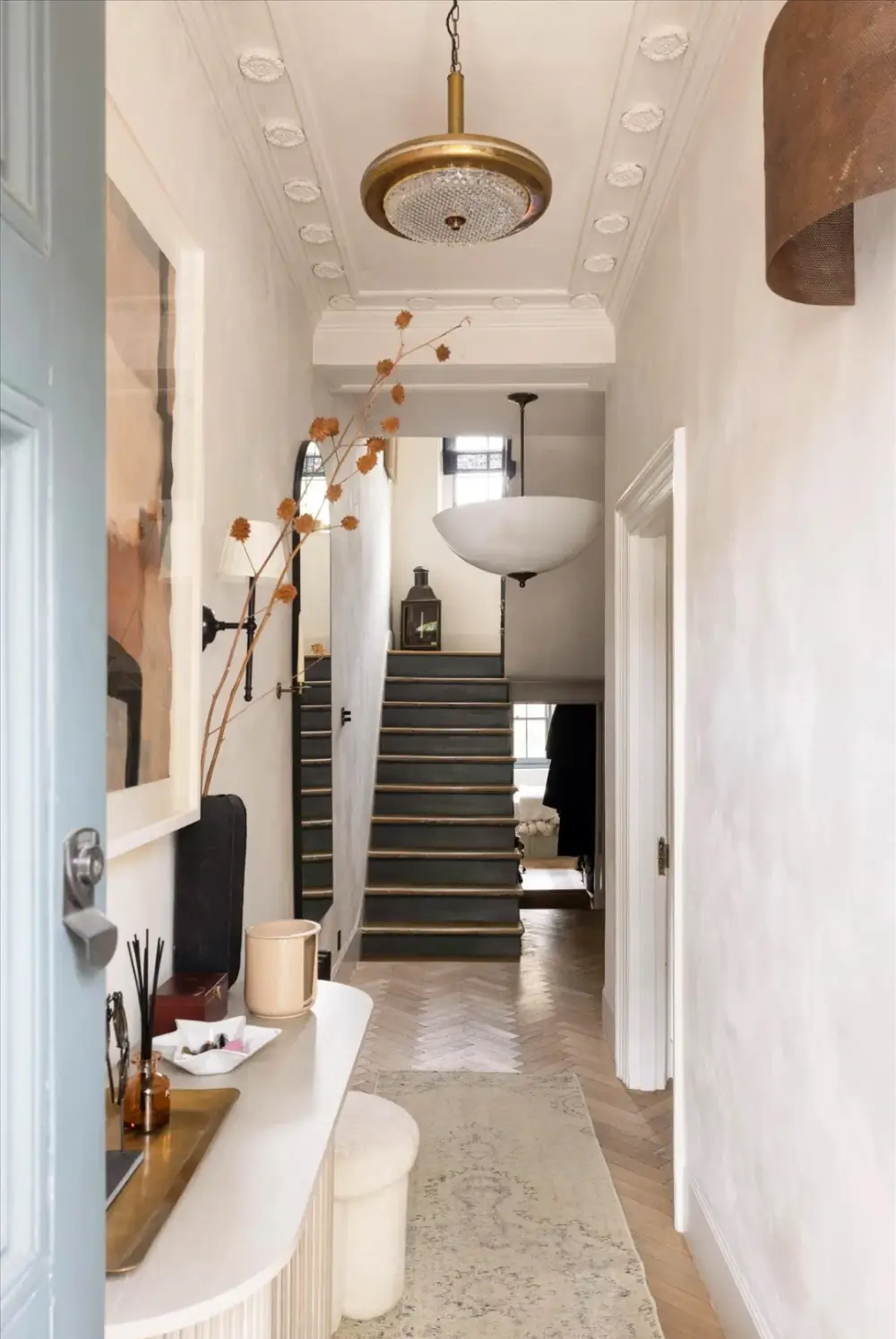 An Elegant Georgian Townhouse Pairs Original Features with Contemporary Living 31 serene-elegant-interiors-georgian-townhouse-london