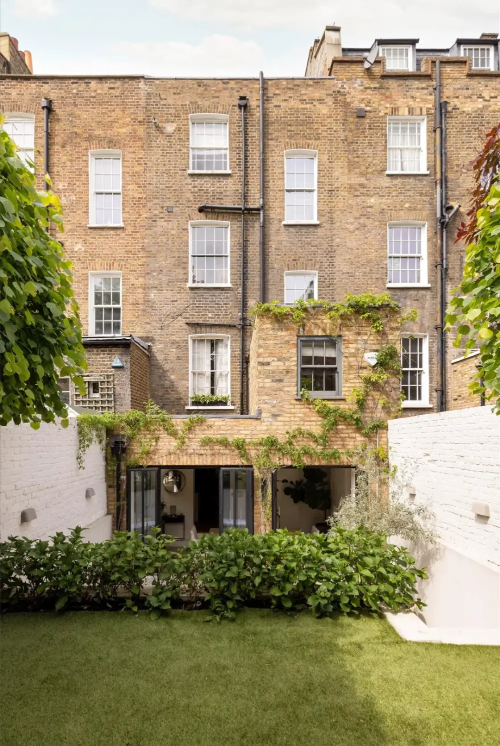 An Elegant Georgian Townhouse Pairs Original Features with Contemporary Living 19 serene-elegant-interiors-georgian-townhouse-london