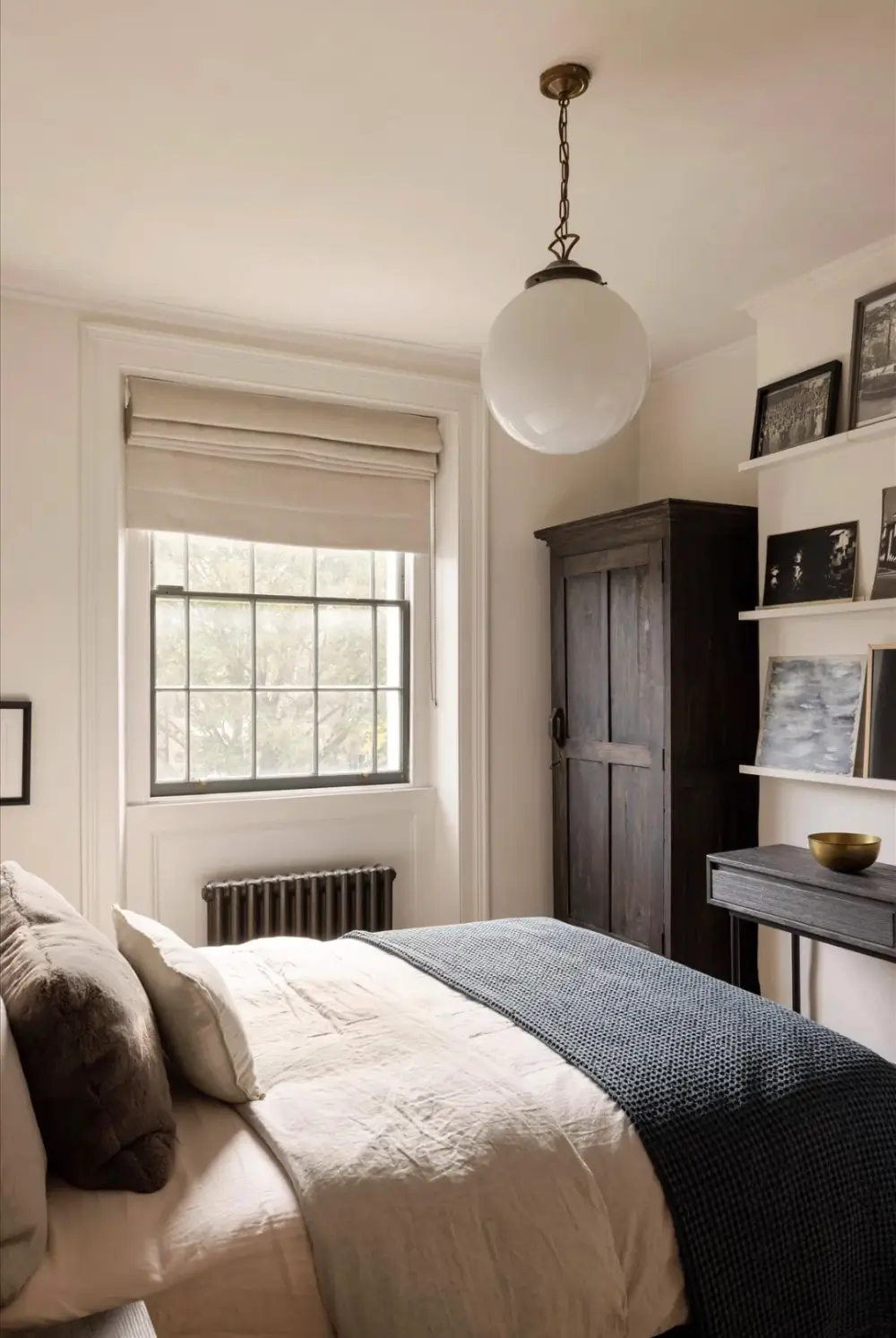 An Elegant Georgian Townhouse Pairs Original Features with Contemporary Living 41 serene-elegant-interiors-georgian-townhouse-london