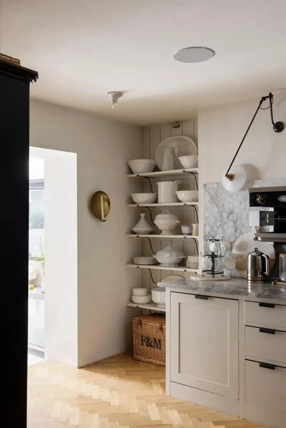 An Elegant Georgian Townhouse Pairs Original Features with Contemporary Living 24 serene-elegant-interiors-georgian-townhouse-london