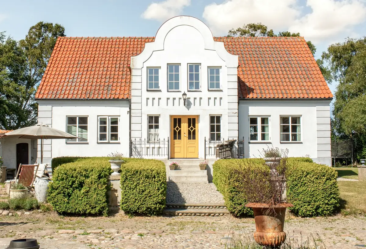 Serene Interiors in a Renovated 1930s Manor in South Sweden 1 serene-interiors-renovated-1930s-farm-skane-nordroom