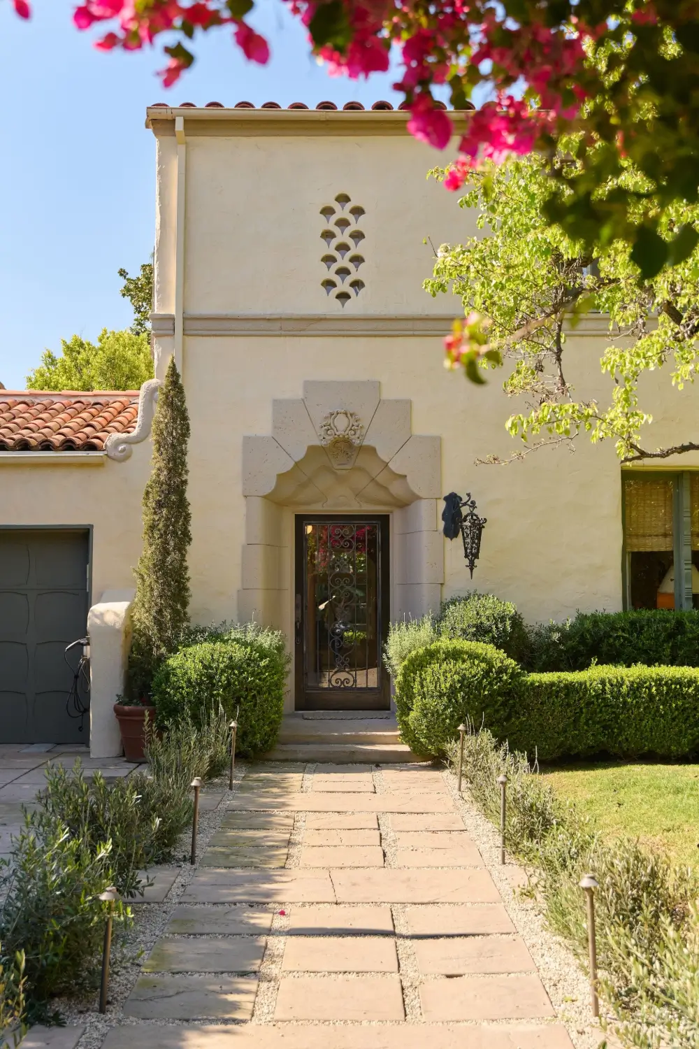 A Butter-Yellow Kitchen and Period Elements in a Spanish-Style LA Home 1 spanish-style-home-hancock-park-los-angeles