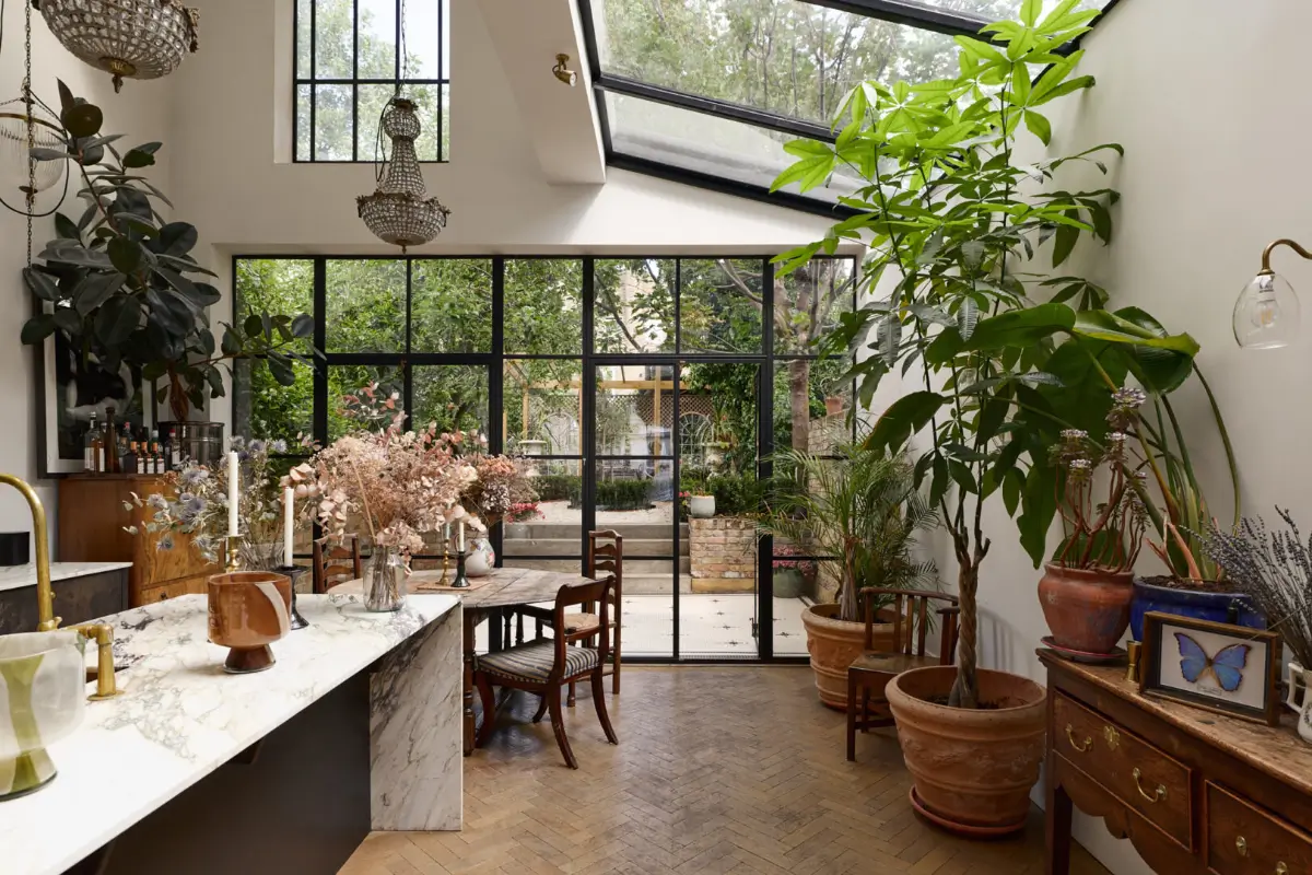 A Double-Height Kitchen Extension & House of Hackney Wallpaper in a London Townhouse 5 spectacular-double-height-kitchen-extension-floral-wallpapers-victorian-townhouse-london-nordroom