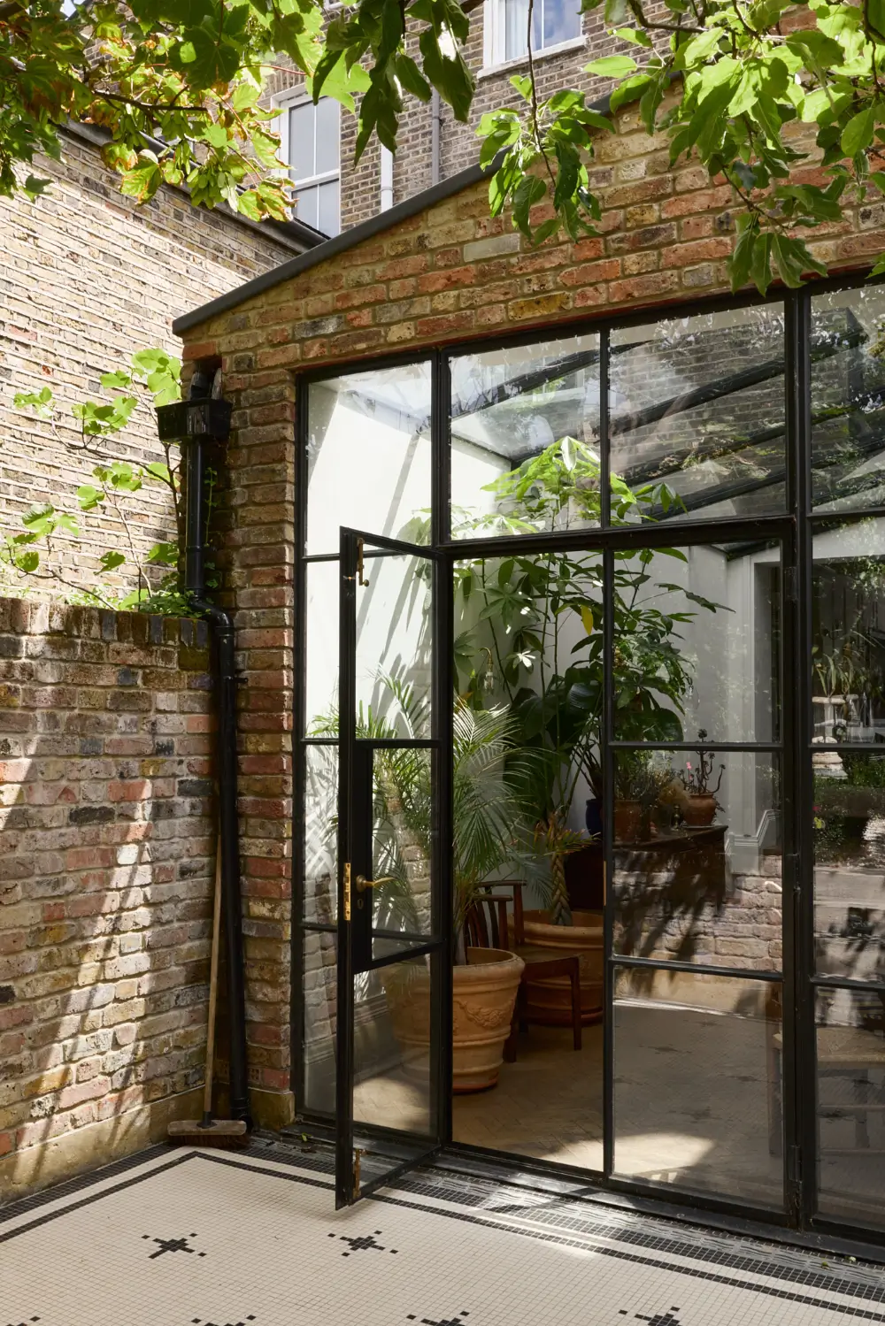 A Double-Height Kitchen Extension & House of Hackney Wallpaper in a London Townhouse 7 spectacular-double-height-kitchen-extension-floral-wallpapers-victorian-townhouse-london-nordroom