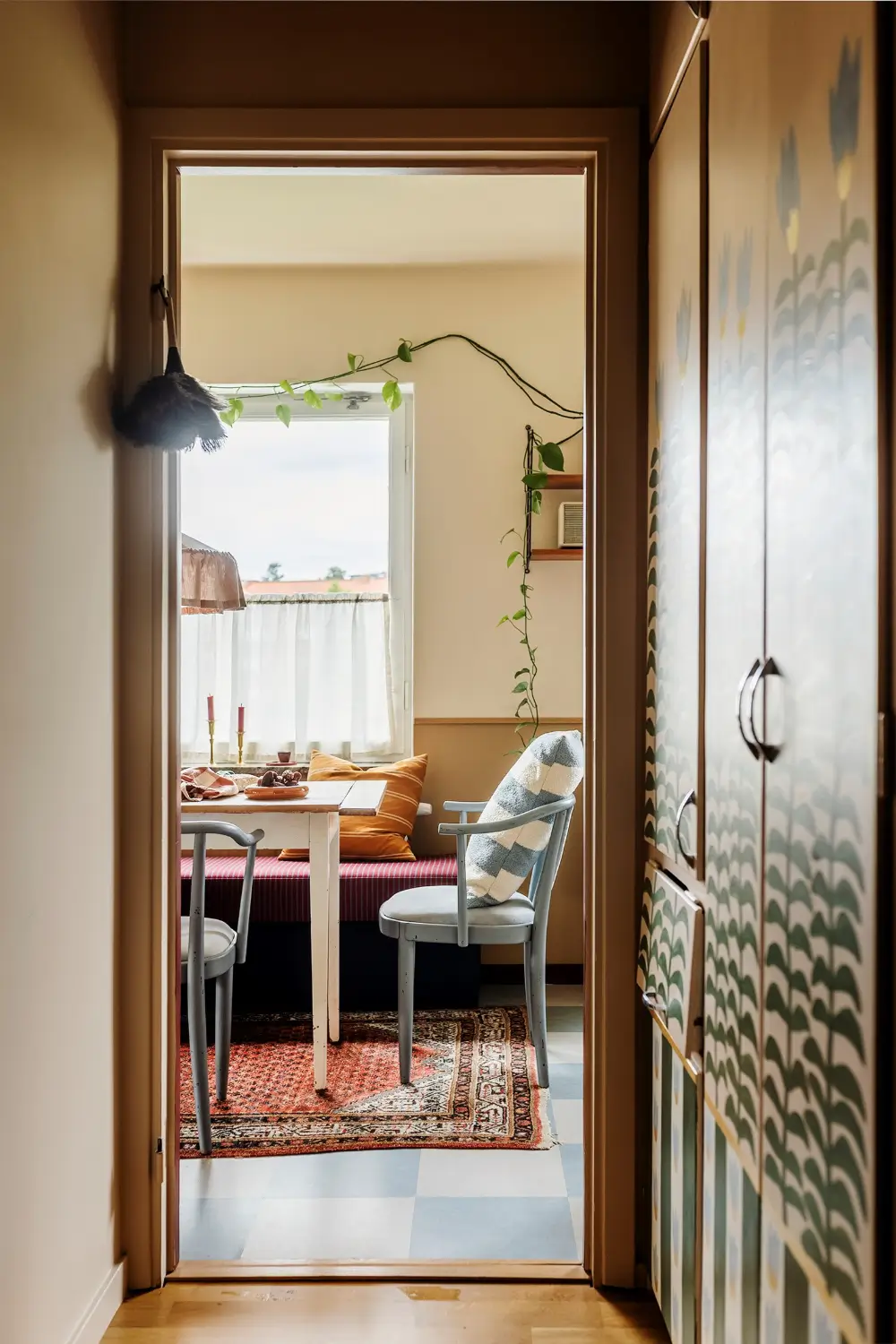 A Warm Nature-Inspired Color Palette in a 1950s Stockholm Apartment 21 warm-nature-inspired-color-palette-1950s-apartment-stockholm-nordroom
