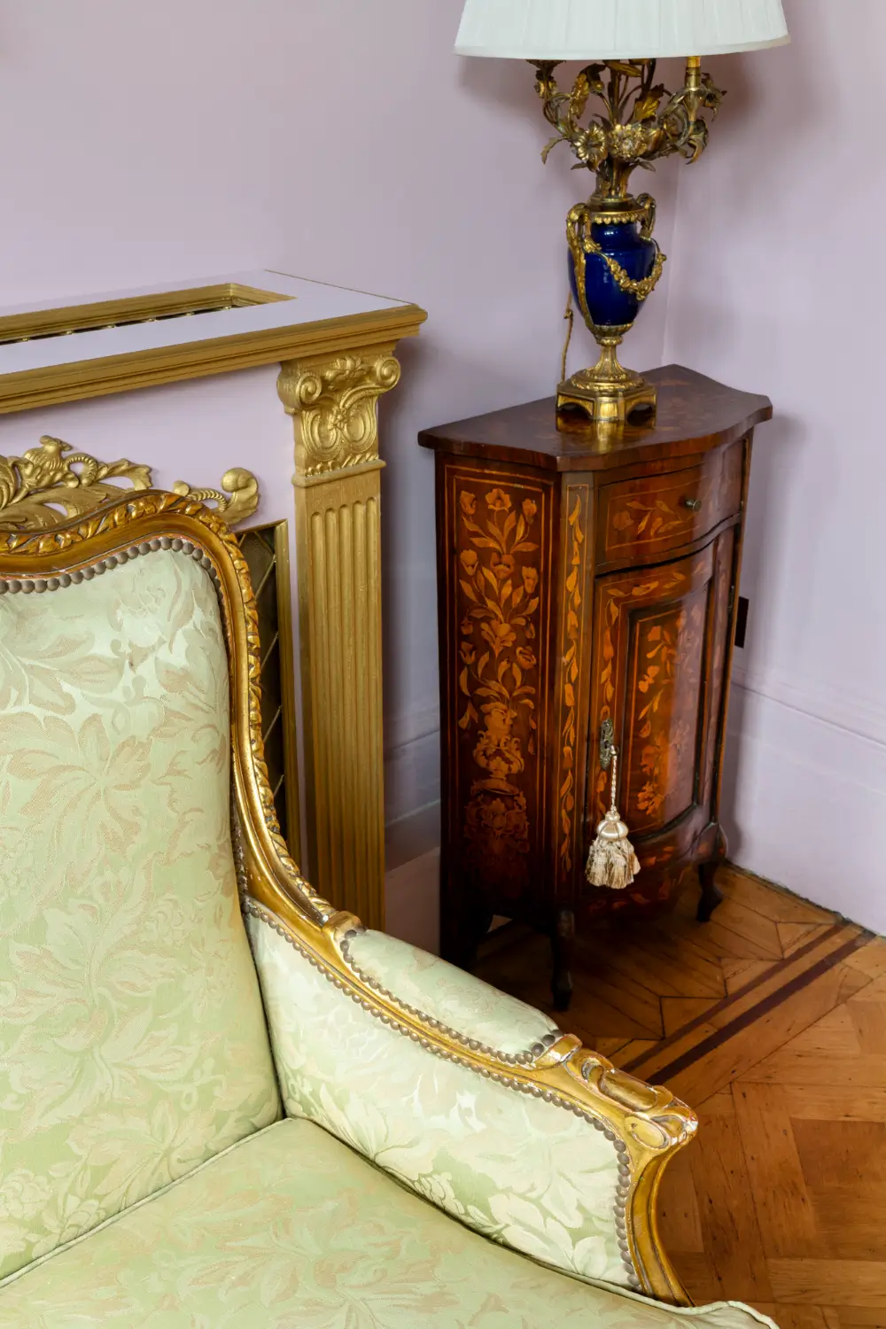 Inside a Remarkable London Apartment Filled with Aristocratic Heirlooms and Historic Art 2 antiques-english-heritage-period-features-notting-hill-apartment