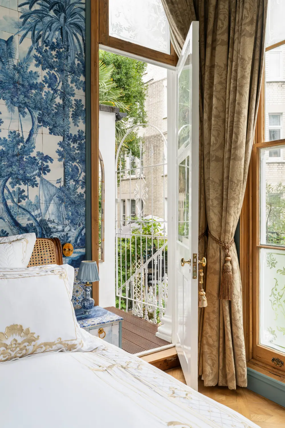 Inside a Remarkable London Apartment Filled with Aristocratic Heirlooms and Historic Art 12 antiques-english-heritage-period-features-notting-hill-apartment