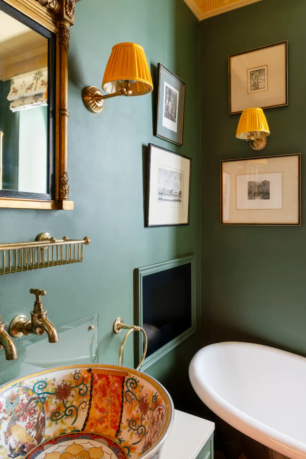 Inside a Remarkable London Apartment Filled with Aristocratic Heirlooms and Historic Art 17 antiques-english-heritage-period-features-notting-hill-apartment
