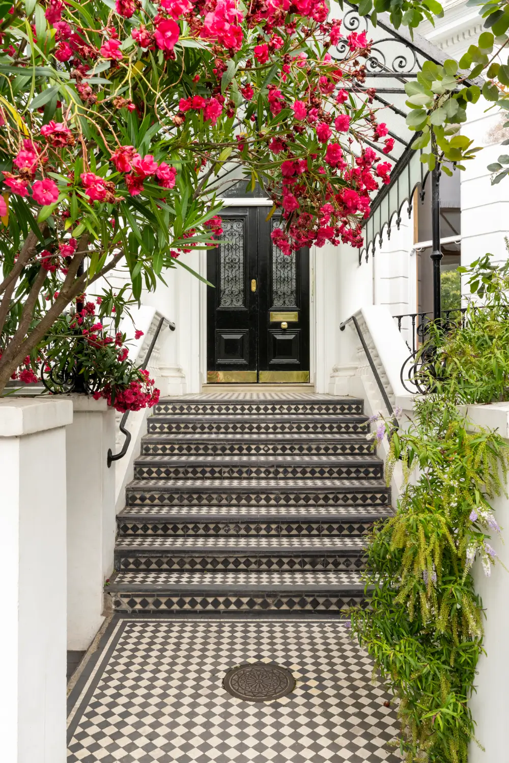 Inside a Remarkable London Apartment Filled with Aristocratic Heirlooms and Historic Art 18 antiques-english-heritage-period-features-notting-hill-apartment