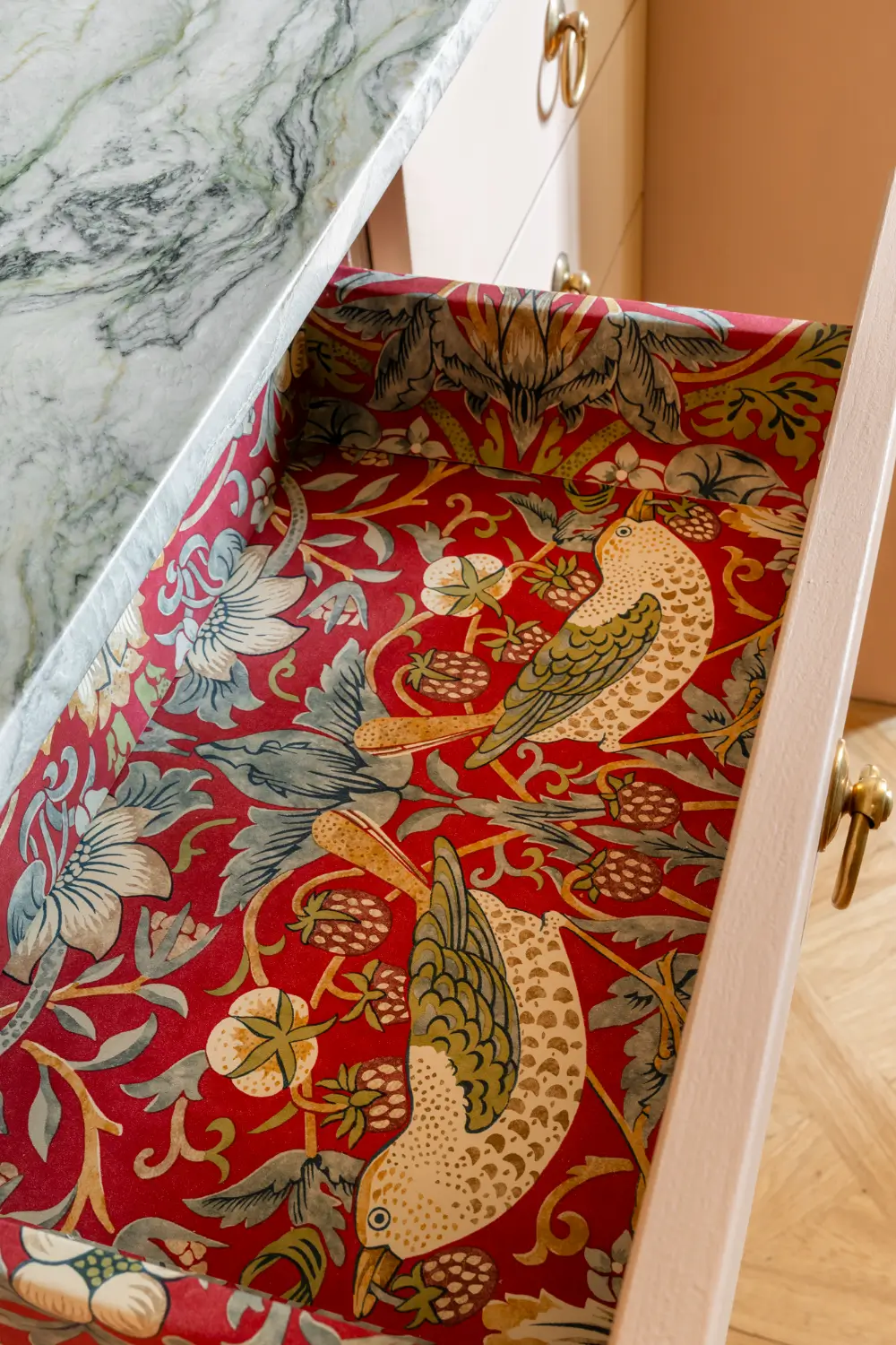 Inside a Remarkable London Apartment Filled with Aristocratic Heirlooms and Historic Art 7 antiques-english-heritage-period-features-notting-hill-apartment