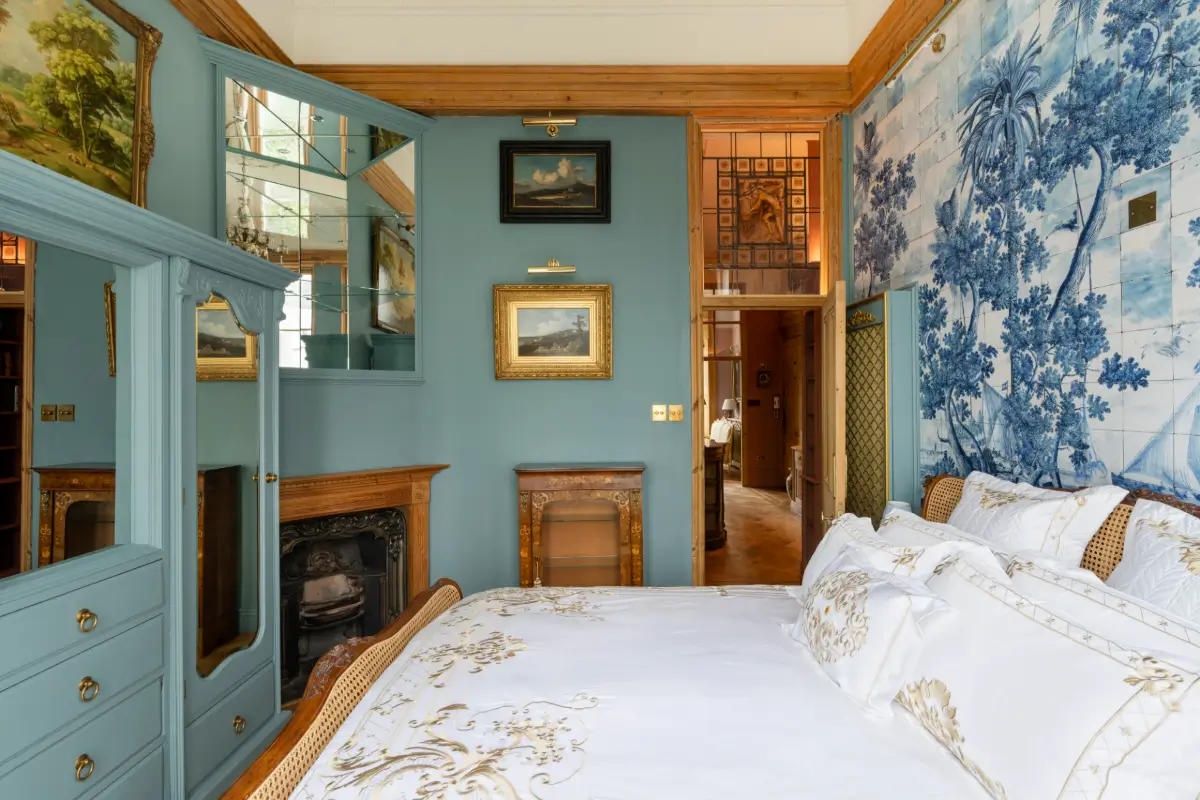 Inside a Remarkable London Apartment Filled with Aristocratic Heirlooms and Historic Art 9 antiques-english-heritage-period-features-notting-hill-apartment