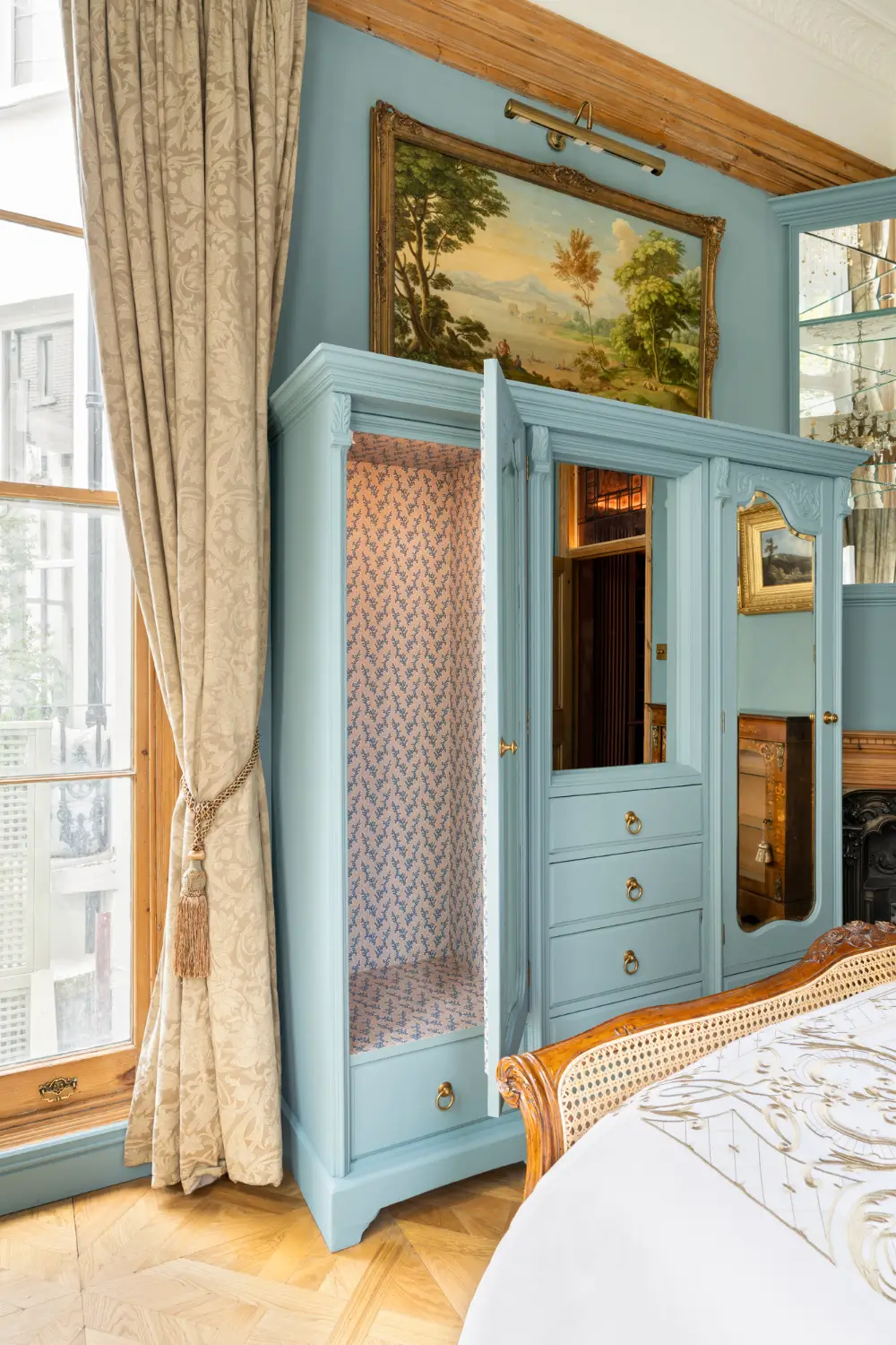 Inside a Remarkable London Apartment Filled with Aristocratic Heirlooms and Historic Art 10 antiques-english-heritage-period-features-notting-hill-apartment